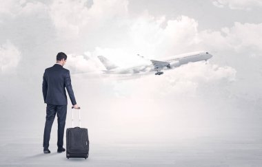 Uçak için yürüyüş Bagaj ile işadamı