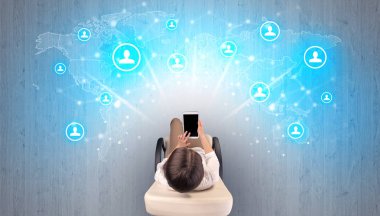 Sandalyede oturan kadın ile sosyal medya kavramı