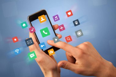 Akıllı telefon tutan bir kadın.