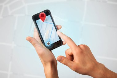 Akıllı telefon tutan bir kadın.