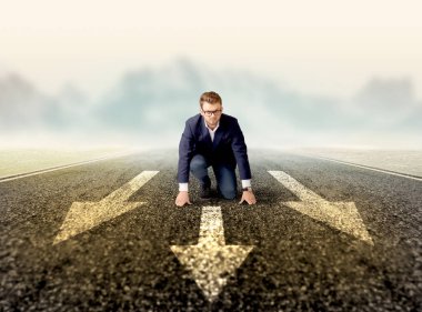 Hazır konumda diz çökmüş işadamı