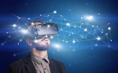 İşadamı ile sanal gerçeklik koruyucu gözlük