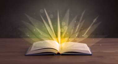Kitap üzerinde sarı ışık 