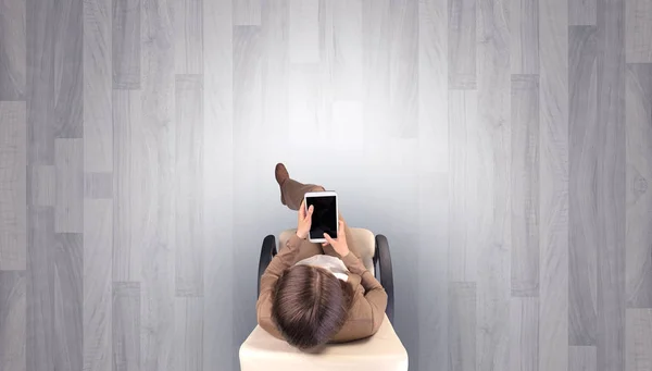 Boş bir ofiste sandalyede oturan kadın — Stok fotoğraf