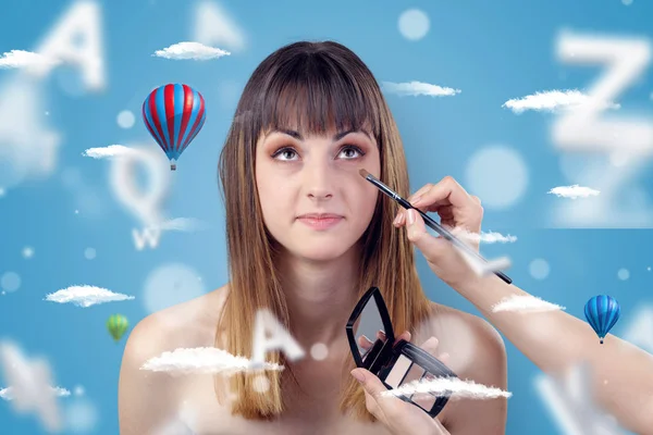 Mujer joven en peluquería con el tema del globo aerostático —  Fotos de Stock