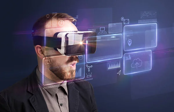 Hombre de negocios con gafas de realidad virtual — Foto de Stock