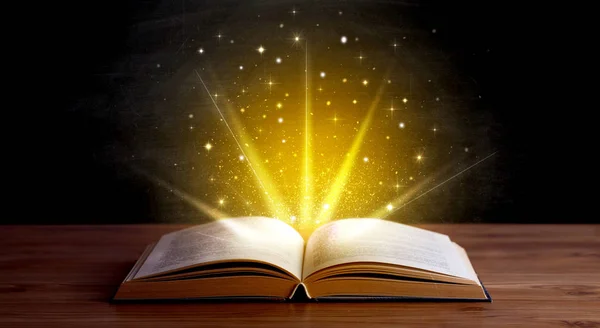 Luces amarillas sobre libro — Foto de Stock