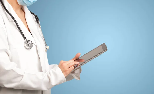 Female doctor with tablet — Stock Photo, Image