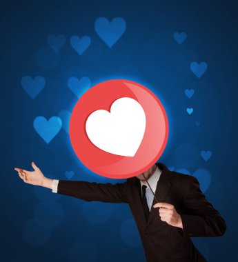 Kalp işareti tutan işadamı 