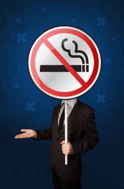 Hiç Sigara İçilmez işareti tutan işadamı
