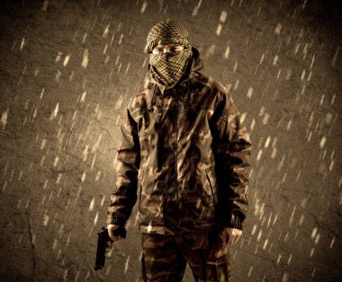 Tehlikeli ağır silahlı terörist asker maskesi grungy yağmurlu zemin üzerine 