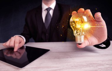 bir ampul tutarak ofis çalışanı