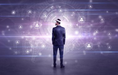 Bağlantı denetimi vj gözlüklü işadamı