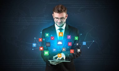 Tablet ve uygulama ile genç işadamı