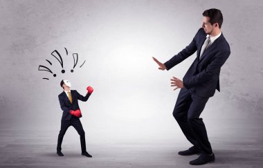 Küçük maskeli işadamı için yalvarıyor işadamı