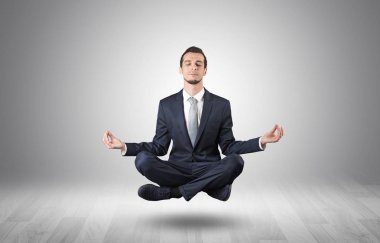 İşadamı bir boşluk kavramı içinde meditasyon
