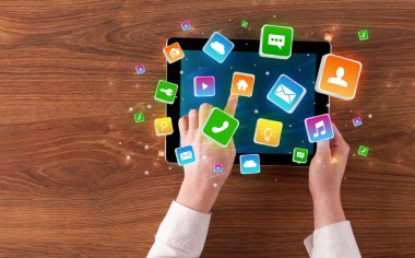 El tablet sıçrama uygulama simgeleri kavramı ile kullanma