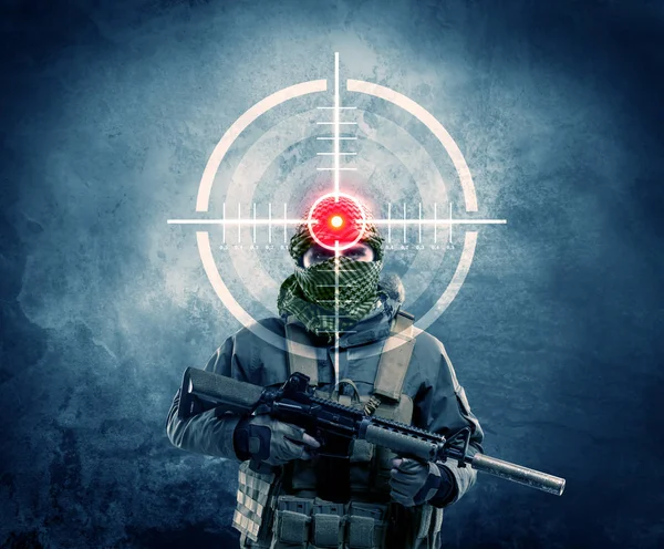 Maskerade terrorist man med pistol och laser target på hans kropp — Stockfoto