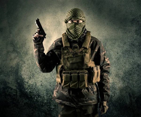 Retrato de um soldado mascarado fortemente armado com fundo grungy — Fotografia de Stock