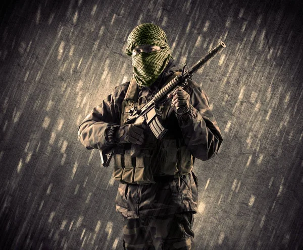 Ozbrojená teroristická muž s maskou na deštivé pozadí — Stock fotografie