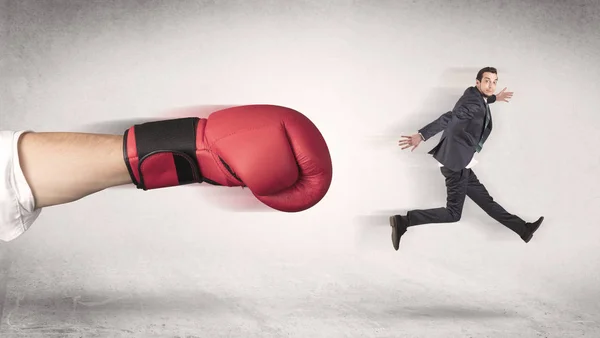 Affärsmannen får sparken av en enorm boxning hand — Stockfoto