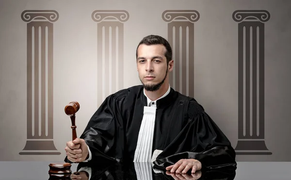Juiz jovem que toma a decisão — Fotografia de Stock