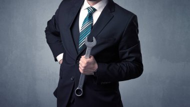 Businesman ayakta elinde aracıyla