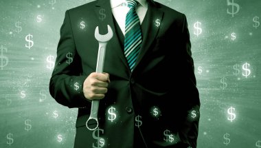 Businassman ayakta elinde aracıyla.