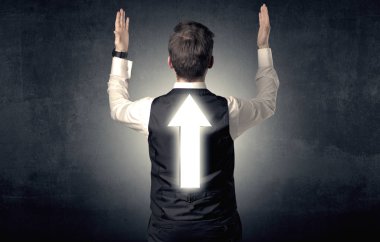 Genç işadamı ile ok sırtında duran