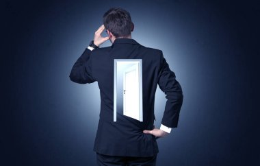 Sırtını kapıya ile ayakta işadamı