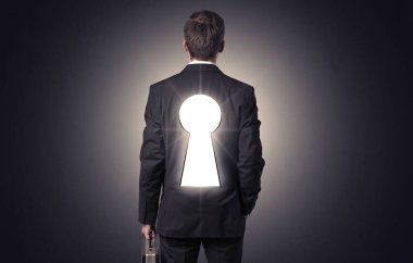 Sırtında siyah anahtar deliği ile ayakta adam