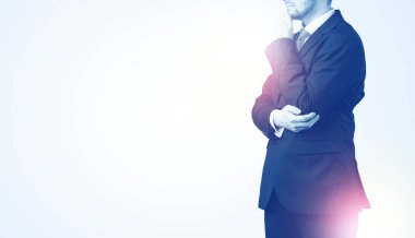 Genç işadamı ayakta durup düşünüyor