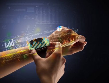 Smartwatch giyen kadın eli kapatın