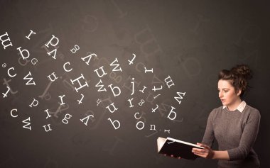 Genç Bayan kitap harfleri ile