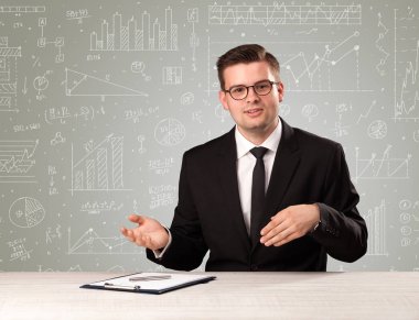 Masada oturan bir iş adamı.