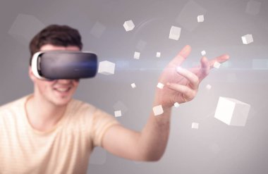 Adam sanal gerçeklik gözlüğü takıyor.