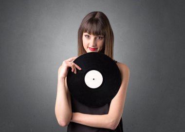 Vinil kaydı tutan kadın