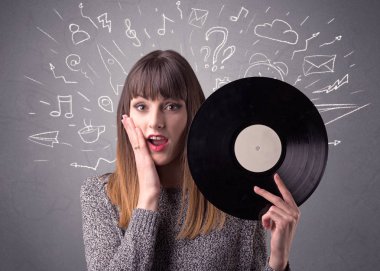 Vinil kaydı tutan kadın