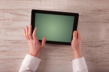 Tablet tutan eller iş