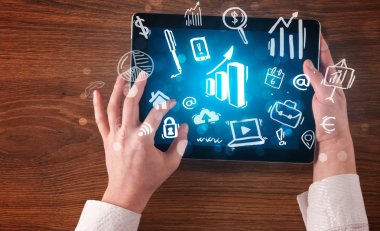 Tablet üzerinde çalışan eller iş