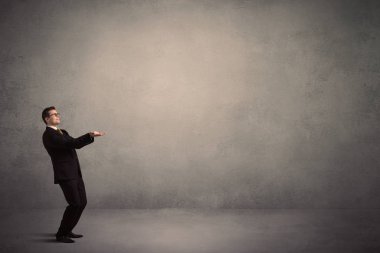 Bir duvarın önünde, ayakta işadamı