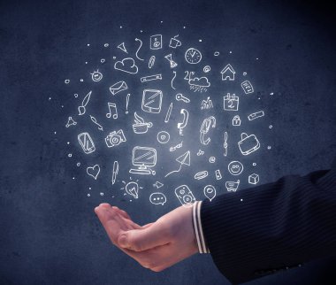 Karışık çizimler tutan el