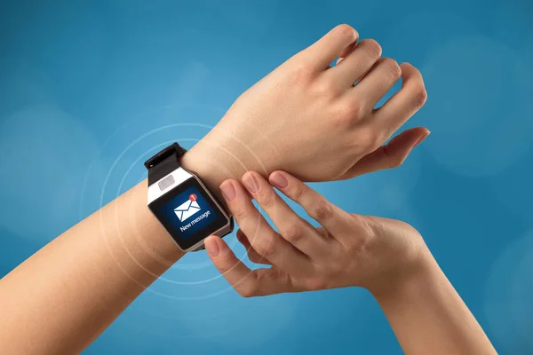 Hand med smartwatch och blå bakgrund — Stockfoto