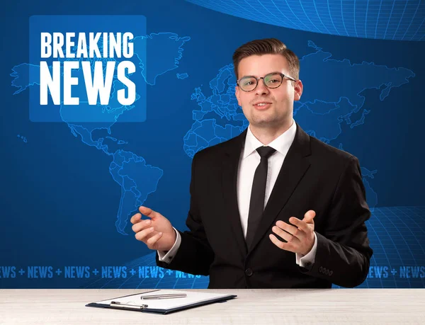 Television presenter in front telling breaking news with blue modern background — Stock Photo, Image