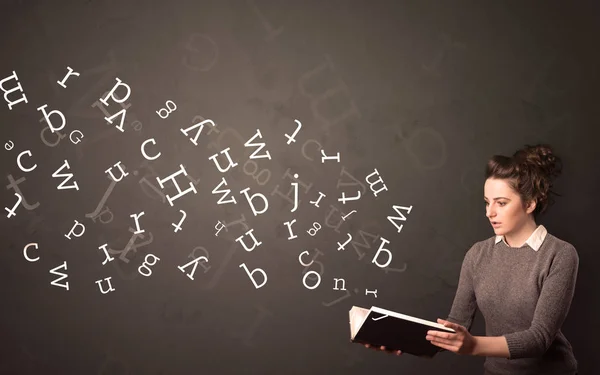 Jovem senhora segurando livro com letras — Fotografia de Stock