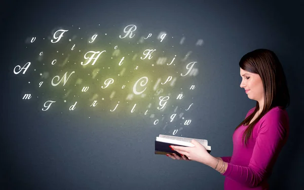 Jovem senhora segurando livro com letras — Fotografia de Stock