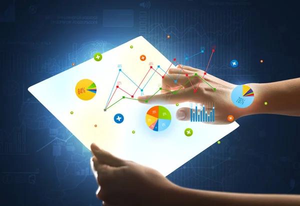 Hände berühren eine glasartige Tablette mit Diagrammen — Stockfoto