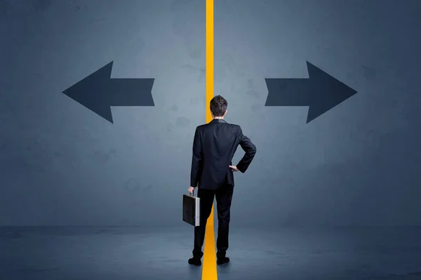 Pessoa de negócios escolhendo entre duas opções separadas por uma seta de borda amarela — Fotografia de Stock
