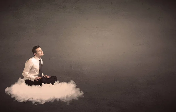 男子坐在云与朴素的背景 — 图库照片