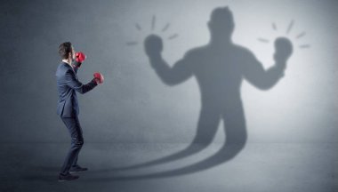 İş adamı silahsız gölgesini ile mücadele